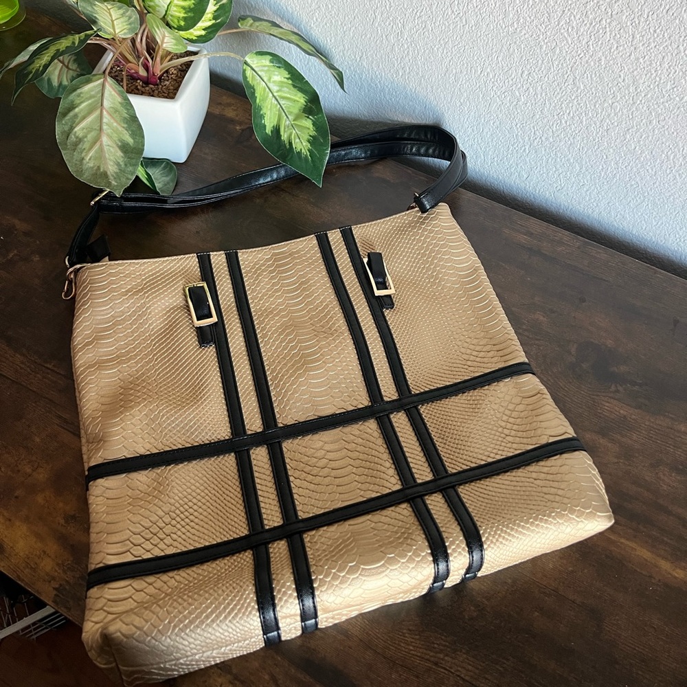 Shimmery Gold & Black Buckle Detail Scaled Pattern Shoulder Bag